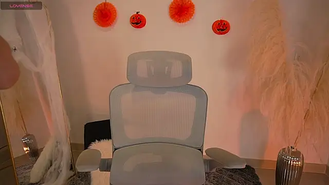 LaraBaker online show from October 21, 2025, 11:09 am