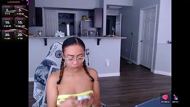 Snapshot of RylHoneyy chatting on June 10, 2026, 8:21 pm RylHoneyy online show from June 10, 2026, 8:21 pm