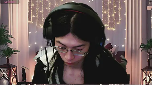 Snapshot of CrytinaSissyCrossdress chatting on April 23, 2026, 1:35 pm CrytinaSissyCrossdress online show from April 23, 2026, 1:35 pm
