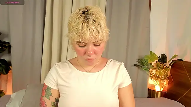 Snapshot of Amy_art chatting on February 27, 2026, 7:24 pm Amy art online show from February 27, 2026, 7:24 pm