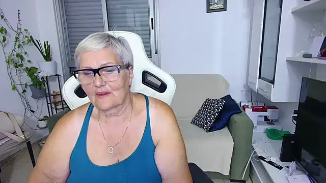 Snapshot of Selenna57 chatting on May 27, 2026, 5:31 pm Selenna57 online show from May 27, 2026, 5:31 pm