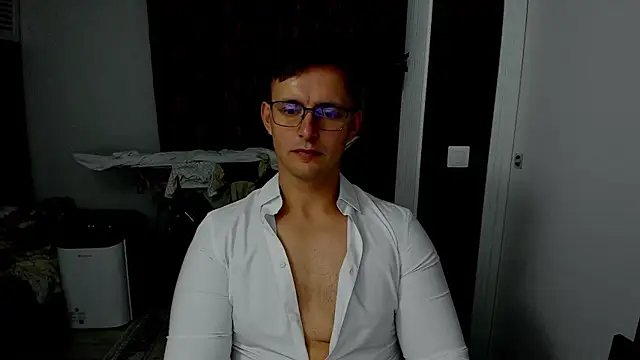 sexxymuscles4u online show from November 6, 2025, 2:43 pm