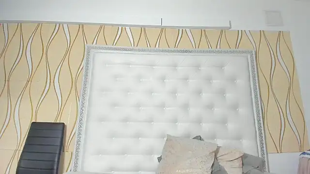 karissia online show from December 18, 2025, 4:06 am