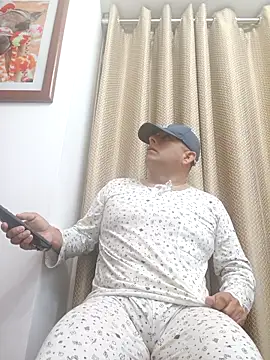 chicoguapo8 online show from October 1, 2025, 11:14 am