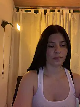 Estefani 32 online show from May 17, 2026, 5:24 pm