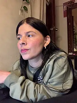 Estefani 32 online show from April 17, 2026, 5:27 pm