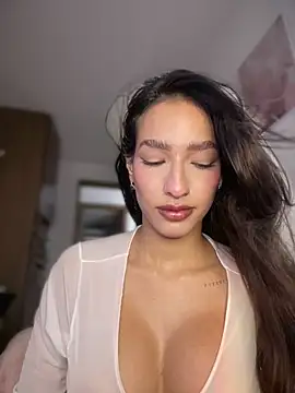 DulceLenns online show from February 5, 2026, 6:37 pm