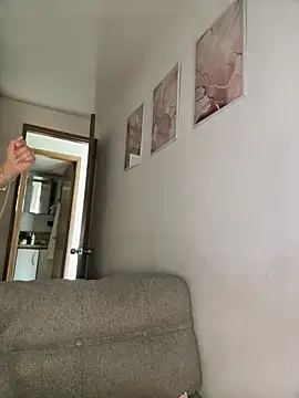 DulceLenns online show from April 15, 2026, 6:23 pm