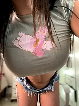 Emmily 19 online show from November 5, 2025, 10:13 pm