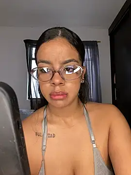 Snapshot of trianawhite chatting on February 17, 2026, 2:47 pm trianawhite online show from February 17, 2026, 2:47 pm