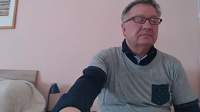 Snapshot of YOU6me chatting on March 14, 2025, 9:14 am YOU6me online show from March 14, 2025, 9:14 am