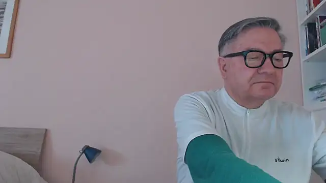 Snapshot of YOU6me chatting on February 16, 2026, 8:46 am YOU6me online show from February 16, 2026, 8:46 am