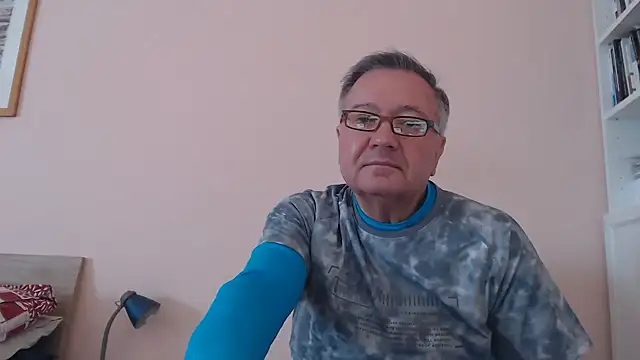 Snapshot of YOU6me chatting on October 3, 2025, 9:00 am YOU6me online show from October 3, 2025, 9:00 am