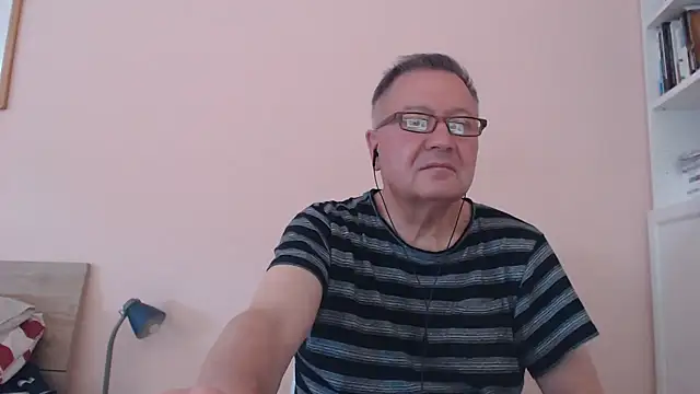 Snapshot of YOU6me chatting on September 15, 2025, 9:54 am YOU6me online show from September 15, 2025, 9:54 am