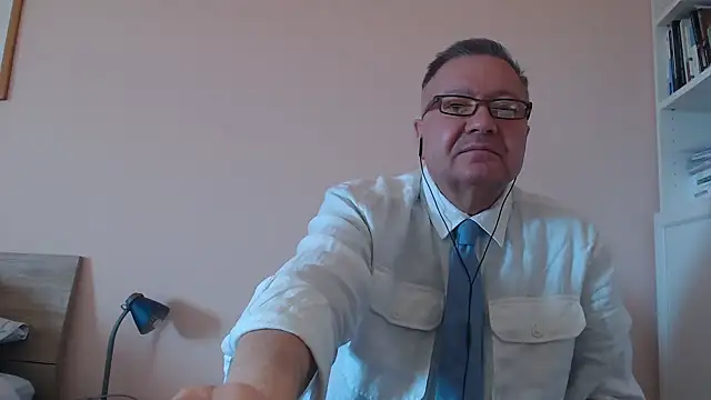 Snapshot of YOU6me chatting on October 6, 2025, 8:15 am YOU6me online show from October 6, 2025, 8:15 am