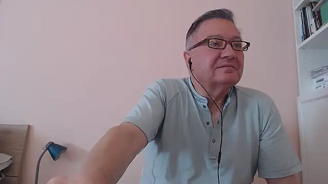 Snapshot of YOU6me chatting on September 24, 2025, 8:10 am YOU6me online show from September 24, 2025, 8:10 am