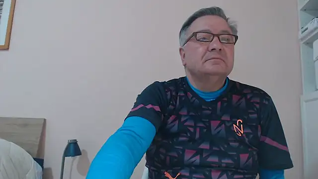 Snapshot of YOU6me chatting on March 18, 2025, 8:39 am YOU6me online show from March 18, 2025, 8:39 am