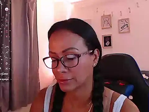Snapshot of emmily_castro chatting on October 6, 2025, 1:01 pm emmily castro online show from October 6, 2025, 1:01 pm
