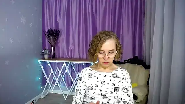 Snapshot of queen_a_n_i chatting on June 7, 2026, 10:20 am queen a n i online show from June 7, 2026, 10:20 am