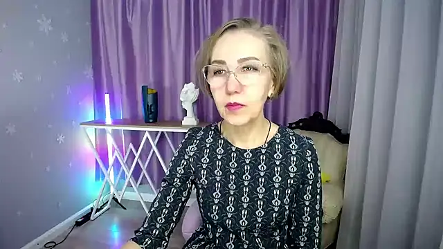 queen a n i online show from October 6, 2025, 9:21 am