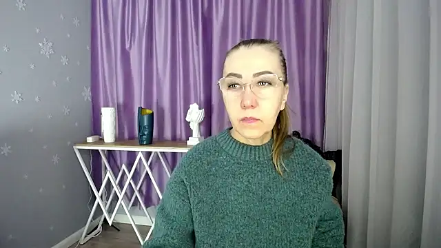 queen a n i online show from March 19, 2025, 8:34 am