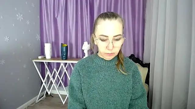 queen a n i online show from March 18, 2025, 8:50 am