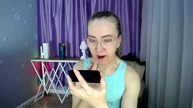 queen a n i online show from February 21, 2025, 8:40 am