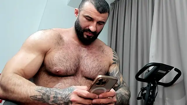 Snapshot of MuscleJohn chatting on February 4, 2025, 10:13 pm MuscleJohn online show from February 4, 2025, 10:13 pm