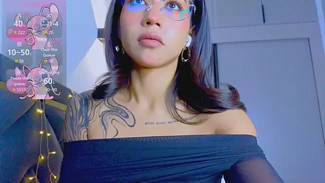 Mia Tin online show from December 15, 2025, 5:52 pm