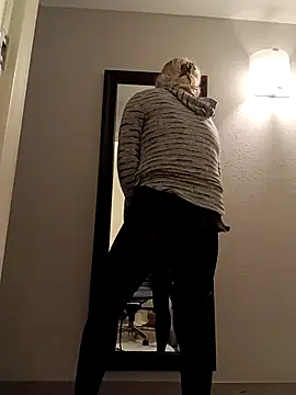 Snapshot of LittleblondeTS chatting on November 8, 2025, 3:26 pm LittleblondeTS online show from November 8, 2025, 3:26 pm