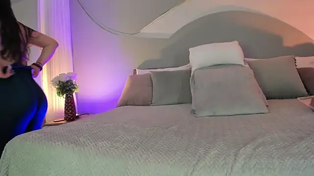 Nicolle W online show from November 8, 2025, 11:58 am