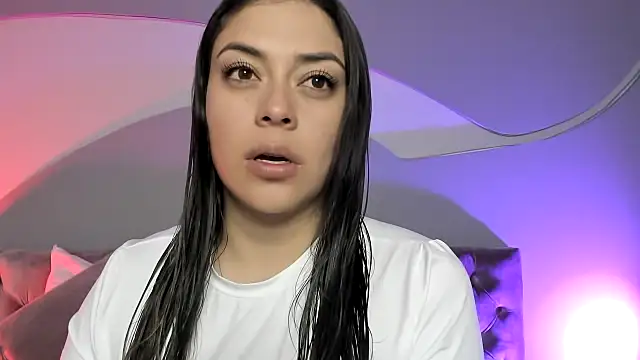 Snapshot of Nicolle_W chatting on March 10, 2025, 11:45 am Nicolle W online show from March 10, 2025, 11:45 am