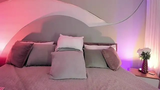 Nicolle W online show from January 14, 2026, 11:47 am