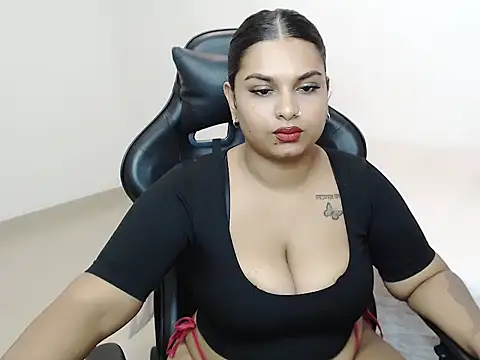 Snapshot of layla_amin chatting on February 2, 2025, 4:00 pm layla amin online show from February 2, 2025, 4:00 pm