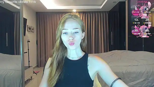 Hot Mia  online show from November 14, 2025, 1:37 pm