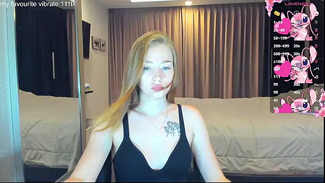 Hot Mia  online show from September 28, 2025, 11:39 am