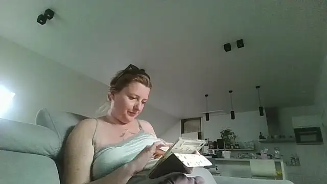 LiquidLeonie online show from May 3, 2026, 6:51 am