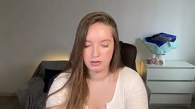 EvaMaddison online show from April 4, 2026, 8:43 am