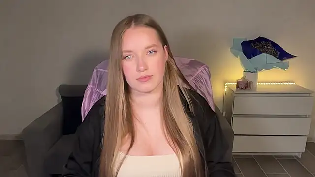 Snapshot of EvaMaddison chatting on July 14, 2026, 9:43 pm EvaMaddison online show from July 14, 2026, 9:43 pm