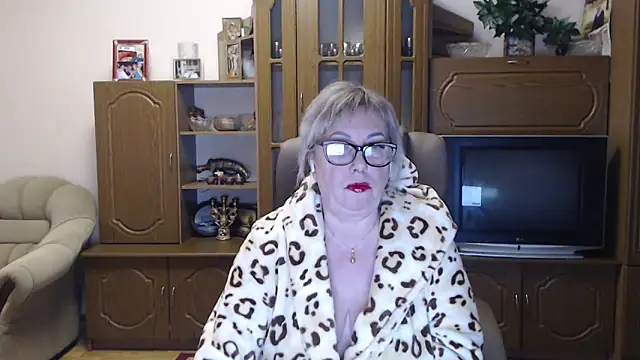 Snapshot of Kallliina chatting on December 15, 2025, 5:08 pm Kallliina online show from December 15, 2025, 5:08 pm