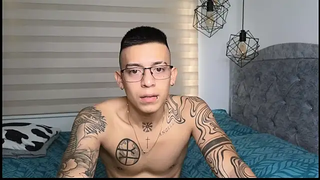 SIXXTOLOVE18 online show from September 18, 2025, 6:44 pm