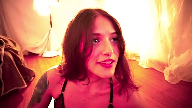 Snapshot of HannaMoom chatting on November 19, 2025, 10:32 pm HannaMoom online show from November 19, 2025, 10:32 pm