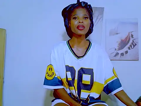 Snapshot of MissParis26 chatting on February 21, 2025, 1:00 pm MissParis26 online show from February 21, 2025, 1:00 pm