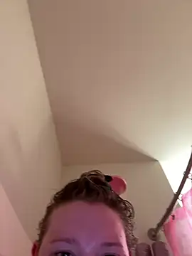 Snapshot of PiggyRose chatting on February 4, 2026, 1:00 am PiggyRose online show from February 4, 2026, 1:00 am