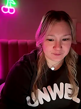 PiggyRose online show from December 14, 2025, 3:46 am