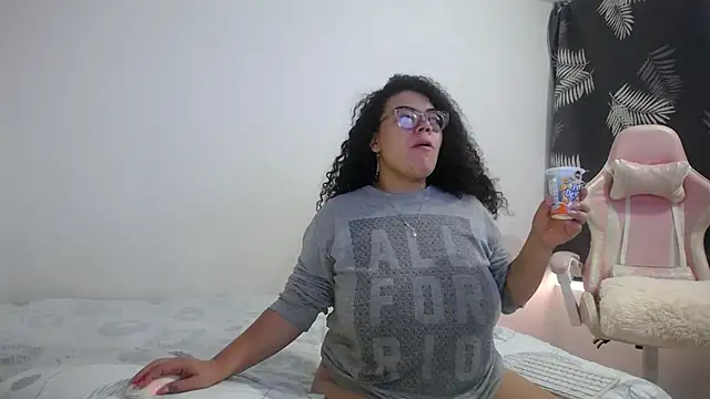 mabigomez00 online show from November 18, 2025, 10:02 pm