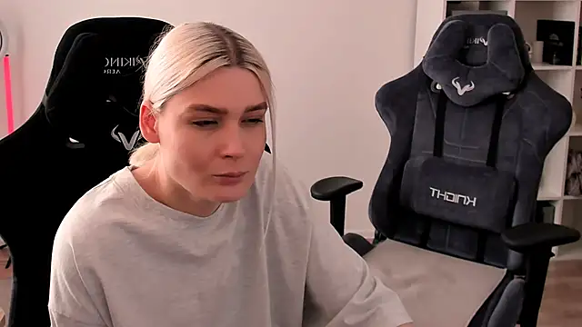 hotblonds online show from February 23, 2025, 1:21 pm