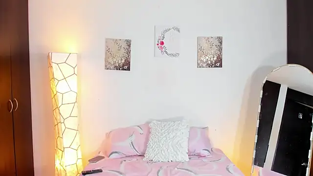 Snapshot of SarahCinnamon- chatting on February 7, 2026, 8:39 pm SarahCinnamon- online show from February 7, 2026, 8:39 pm