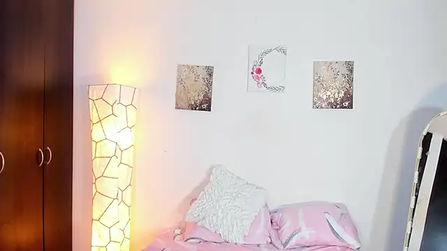 Snapshot of SarahCinnamon- chatting on February 13, 2026, 8:20 pm SarahCinnamon- online show from February 13, 2026, 8:20 pm