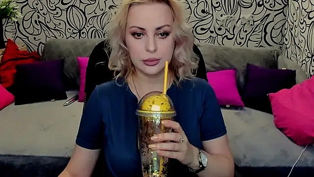 Hotdreamhere online show from March 20, 2025, 10:54 am